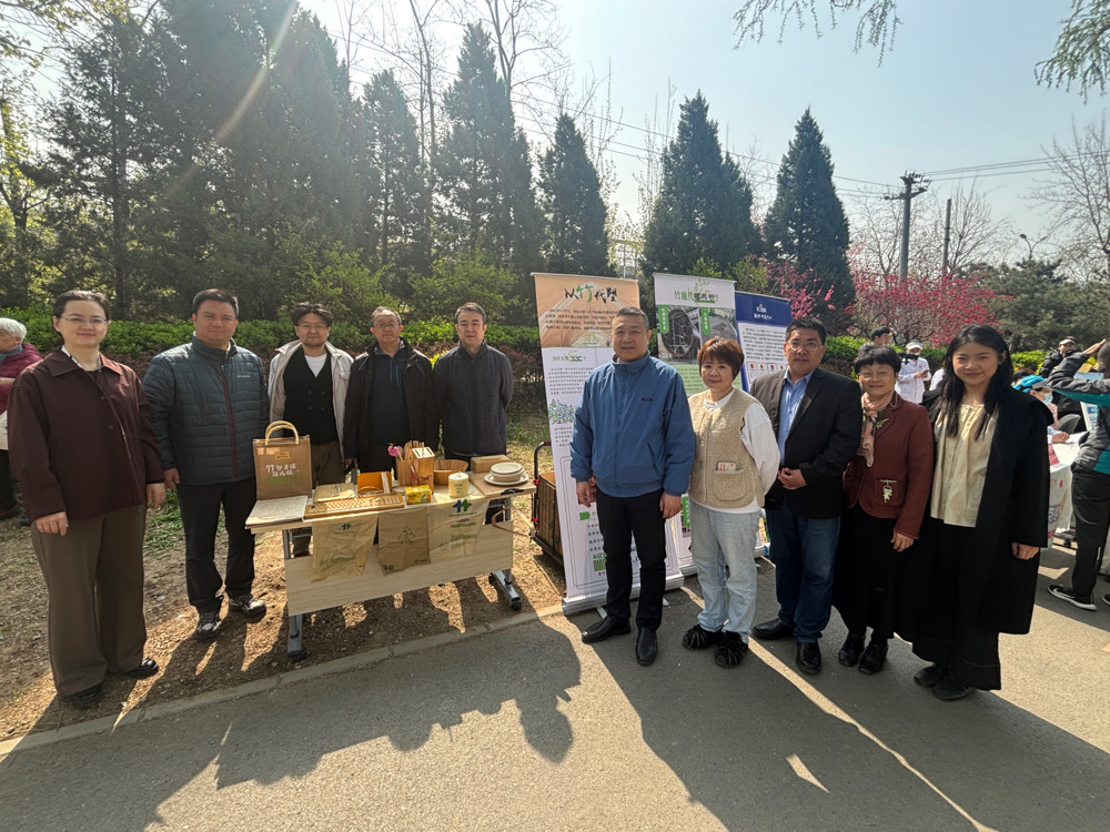 国际竹藤中心管理一支部与阜荣街社区联合开展“以竹代塑”党建志愿服务活动-1