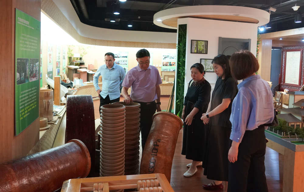 参观国际竹藤展厅