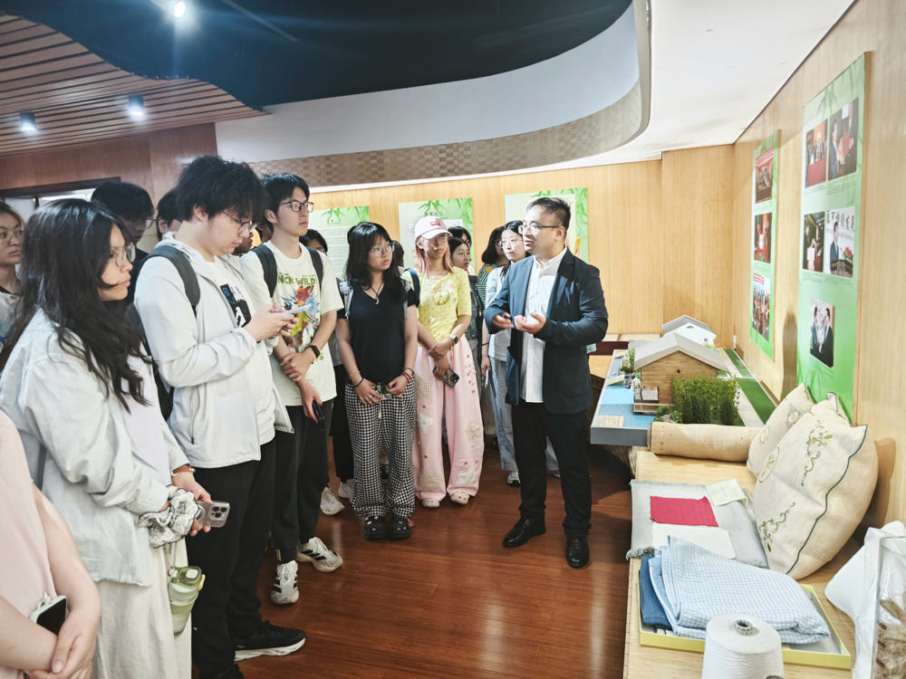 参观竹藤展厅1