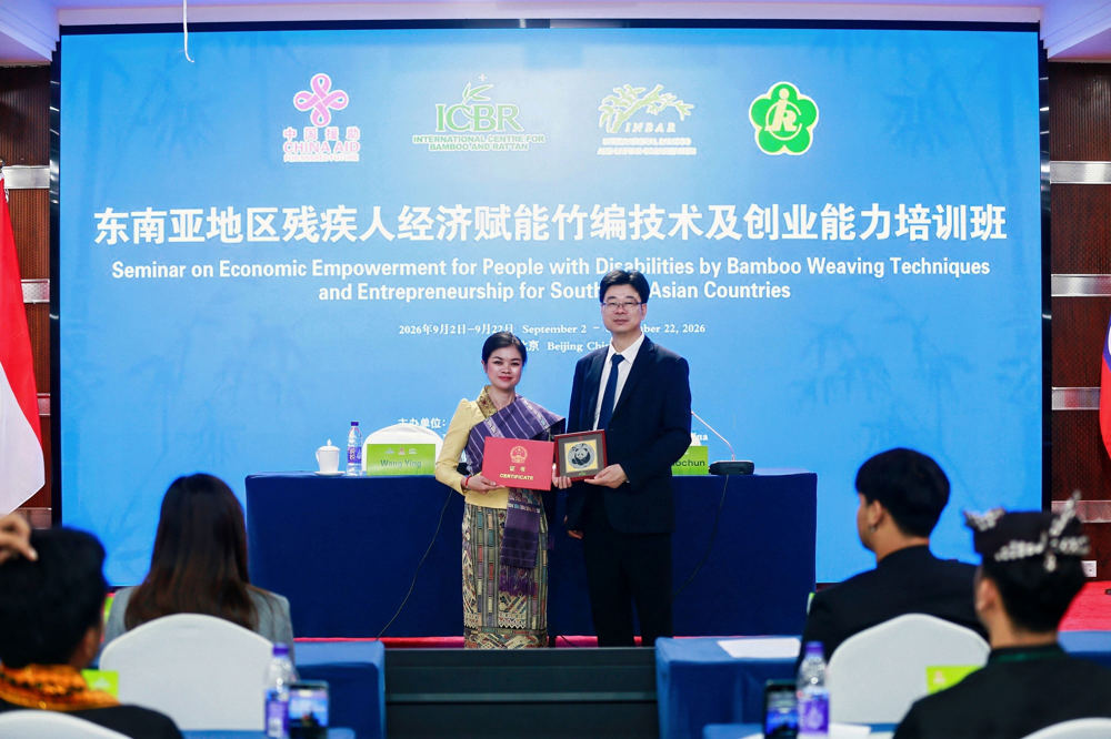 新闻 东南亚地区残疾人经济赋能竹编技术及创业能力培训班圆满结业-2-为学员颁发结业证书