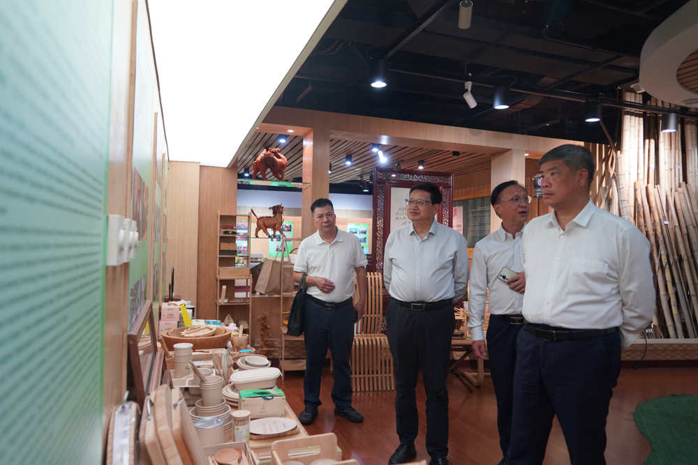 参观国际竹藤展厅