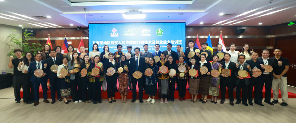 新闻 东南亚地区残疾人经济赋能竹编技术及创业能力培训班圆满结业-1-结业合影