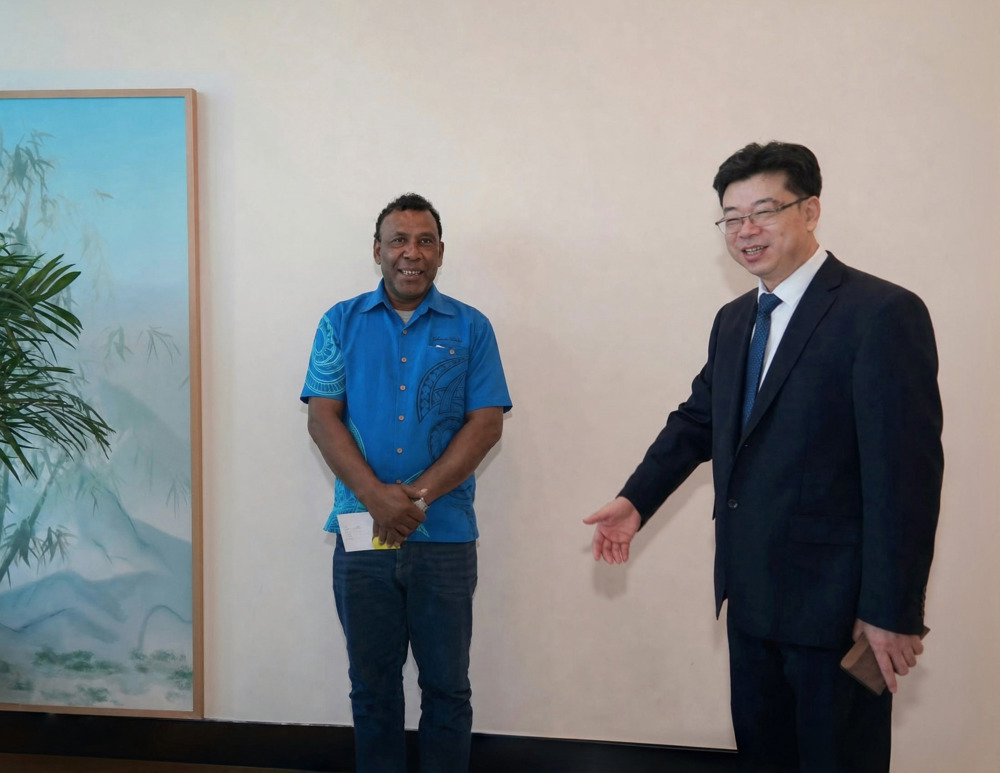 国际竹藤中心主任覃道春会见所罗门群岛林业与研究部常务秘书理查森·拉奥马-1